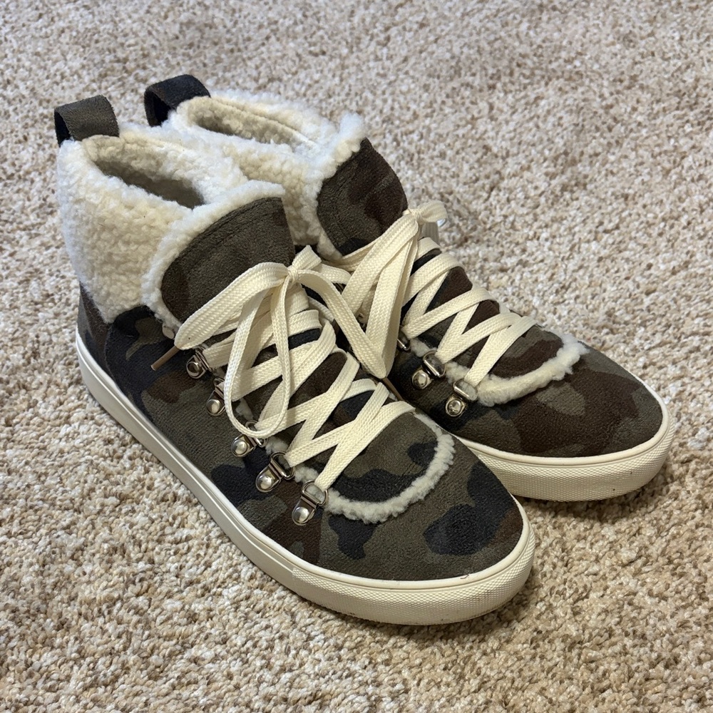 Very G Green Camo High-Top Sneakers with White Faux Fur